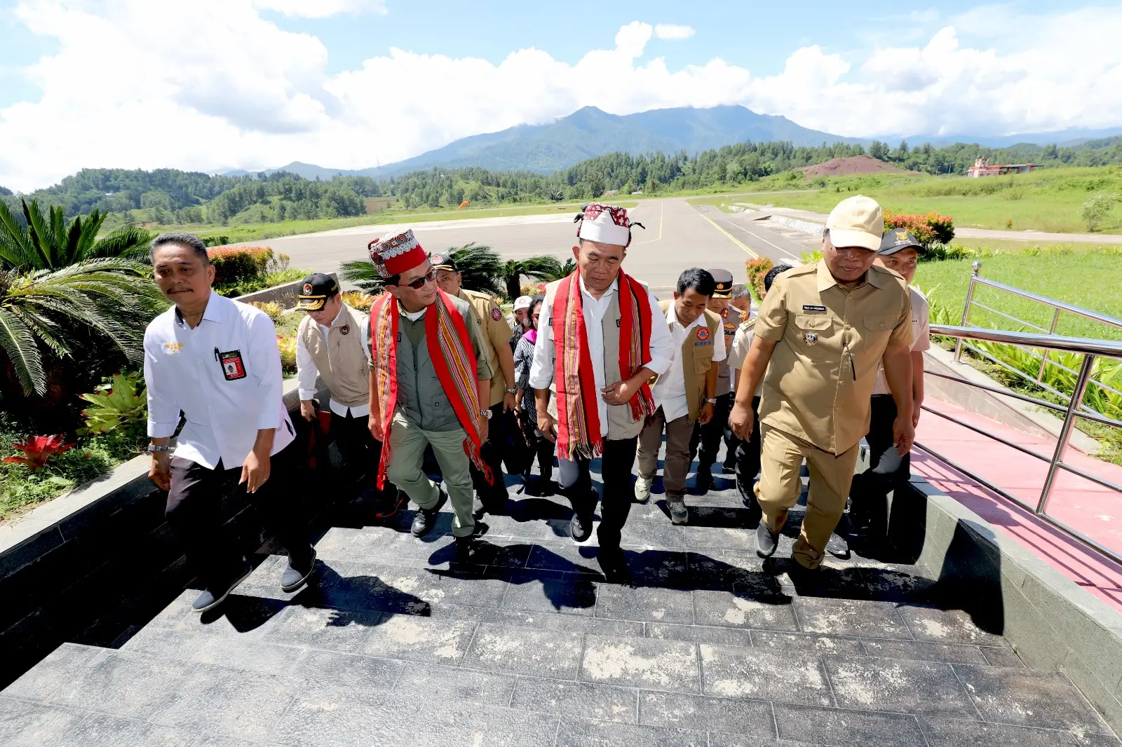 Sekretaris Utama BNPB Rustian bersama dengan Menteri Koordinator Bidang Pembangunan Manusia dan Kebudayaan (Menko PMK) Muhadjir Effendy tiba di Kabupaten Tana Toraja pada Jumat (19/4). 